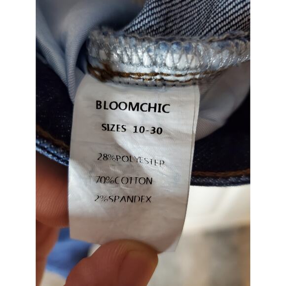BloomChic Medium Wash Capri Jeans, NWT, Size 18 - Picture 6 of 6